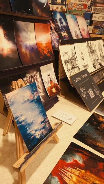 Photo d'un stand d'illustration dans le cadre d'un marché de créateurs, sur le thème de la fantasy et de l'onirisme.