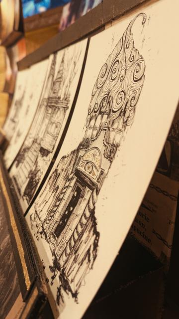 Close up d'une illustration traditionnelle faite au stylo noir d'une chocolaterie dans un style magique et mystique.