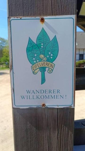 Schild an einer Waldgaststätte mit der Aufschrift "Wanderer willkommen"