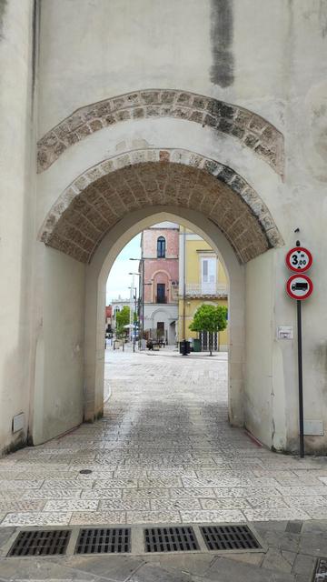 ―
L'immagine mostra un arco di pietra che si apre su una strada pavimentata con mattoni. L'arco è parte di una struttura più grande, con un muro bianco che lo circonda. Sopra l'arco, si può vedere un cielo azzurro con poche nuvole. Attraverso l'arco, si vede una strada con edifici colorati, tra cui un edificio rosa e uno giallo. Sulla destra dell'arco, ci sono due segnali rossi con un cerchio bianco e un simbolo di un camion, indicando che è vietato l'accesso ai veicoli pesanti. La strada è tranquilla, con pochi alberi e alcune persone in lontananza. L'atmosfera è serena e storica, con un'architettura tipica di una città italiana.

Fornito da @altbot, generato localmente e privatamente utilizzando Ovis2-8B

🌱 Energia utilizzata: 2.941 Wh
