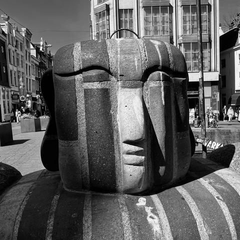 “Wandelend naar de Nieuwmarkt” (strolling to the Nieuwmarkt).