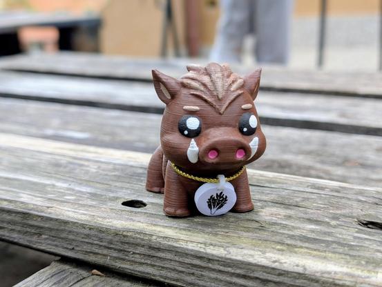un piccolo cinghiale stampato in 3d con il medaglione di puntarella!