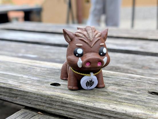 un piccolo cinghiale stampato in 3d con il medaglione di puntarella!