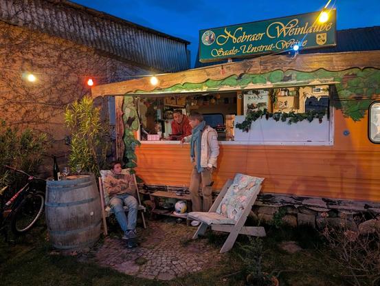 abendliche Beleuchtung bei der Weinprobe vor der Weinlaube