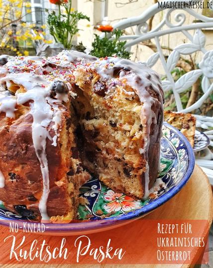 Bunt bemalter, uzbekischer Teller, Darauf ein zylindrischer, hoher Hefekuchen. Oben mit herunterlaufendem Zuckerguss und bunten Streuseln. Der Kuchen ist angeschnitten, man sieht die Krume mit Trockenfrüchten und Schokolade. Im hintergrund eine weiße Gartenbank, Pflanzen & Forsythien.