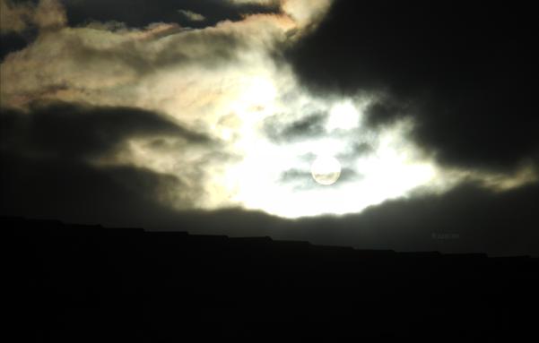 La pleine lune joue à cache-cache derrière les nuages sombres