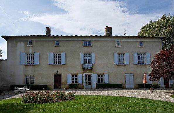 Maison à #TassinlaDemiLune (#Rhône) Ancienne maison des champs, sans doute du XVIIe siècle, située autrefois au coeur d'un domaine agricole. L'édifice possède un salon aux papiers peints dont les murs, les plaf...
Suite 👉 https://monumentum.fr/monument-historique/pa69000014/tassin-la-demi-lune-maison
#Patrimoine #MonumentHistorique
Photo CC-BY-SA 4.0 : Dominique Robert
