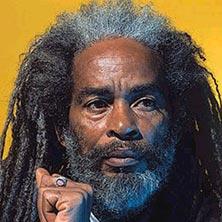 @adrianobono L'immagine mostra un uomo con lunghi dreadlocks grigi e una barba grigia, che ha un'espressione seria e pensierosa. Indossa un anello con un grande pietra sulla mano destra, che è leggermente sollevata al mento. Lo sfondo è di un vivace colore giallo, che contrasta con i capelli e la pelle dell'uomo. La sua pelle è scura e presenta segni di rughe, suggerendo un'età avanzata. L'immagine trasmette un senso di saggezza e forza.

Fornito da @altbot, generato localmente e privatamente utilizzando Ovis2-8B

🌱 Energia utilizzata: 0.141 Wh
