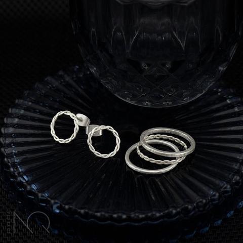 foto composición de conjunto de anillo y pendientes a juego formado por las piezas de las 2 fotos anteriores
