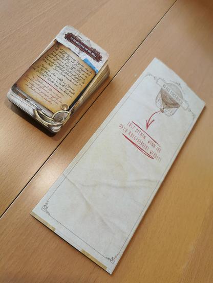 Kartenstapel und Weltkarte gefaltet