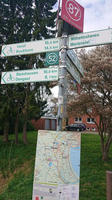 Hinweisschild mit Umgebungskarte und Hinweisen auf nahe Orte, Radwege und Wanderwege. Das Radwege System ist mit Nummern markiert. Man würde hier auch ohne Karte oder Navi seinen Weg finden.