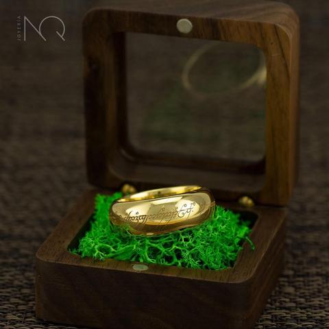 Anillo único del señor de los anillos con su inscripción élfica baño de oro y pulido espejo en una caja de madera sobre liquen verde