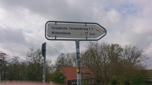 Ein Schild das auf den Europäischen Fernwanderweg E9 hinweist. Vielleicht das nächste Projekt, wenn ich mit dem Jadeweg fertig bin?