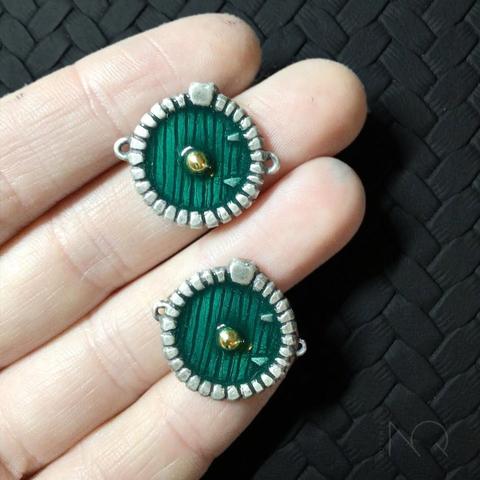 dos piezas de puerta hobbit con asas laterales preparadas para hacer pulseras