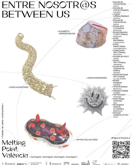 foto de un cartel de una exposición de joyería con diferentes piezas