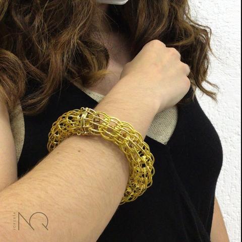 foto de la pulsera en la muñeca de una mujer