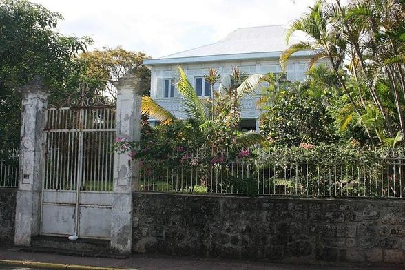 Maison Levesque à #SaintPierre (#LaRéunion) Maison, y compris le terrain d'assiette et les murs de clôture (cad. DW 118) : inscription par arrêté du 14 août 2000.
Suite 👉 https://monumentum.fr/monument-historique/pa97400044/saint-pierre-maison-levesque
#Patrimoine #MonumentHistorique
Photo CC-BY-SA 4.0 : Thierry Caro
