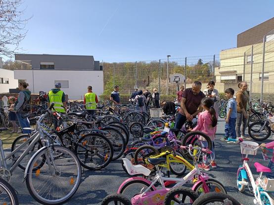 Man sieht den Remsecker Fahrradmarkt, veranstaltet am 12.04.2024 in Neckarrems, mit etwa 170 Rädern und über 500 Besuchern