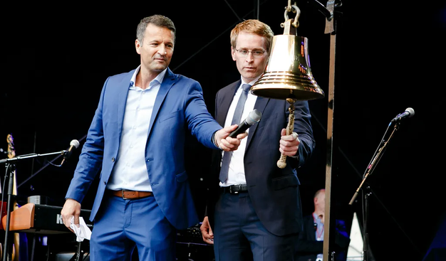 Daniel Günther (CDU, r), Ministerpräsident von Schleswig-Holstein, läutet die Kieler Woche-Glocke beim traditionellen Glasen, links steht Moderator Gerrit Derkowski. Derkowski will für die CDU Oberbürgermeister von Kiel werden.
Foto: picture alliance/dpa/Frank Molter