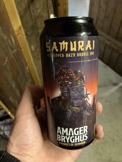 Ugens øl - Samurai fra Amager Bryghus - holdes op af en hånd i Roskilde