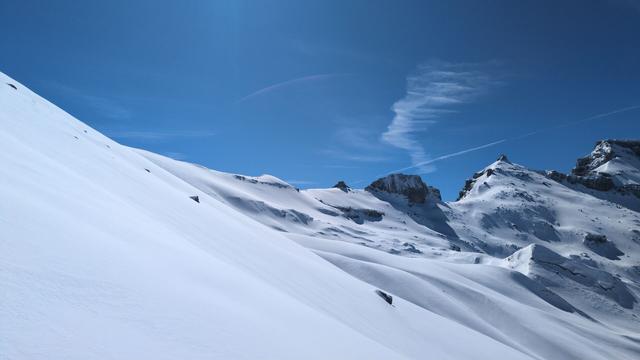 The steep snowfield underneath the "Tschigellochtighore". From the center to the right the summits of the "Chindbettihore" and the "Tierihöri".