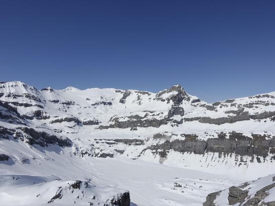 Under us the plain of the "Lämmerenboden". In the background the glacier "Wildstrubel" with its three summits. With a little bit phantasy the alpine hut is visible.
