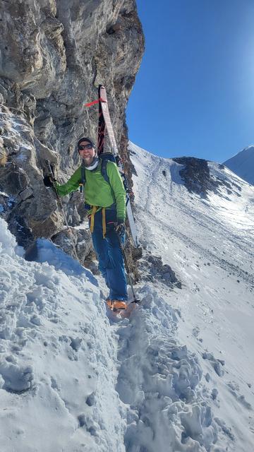 I lean on the cliff of the Rote Totz. The ski mounted on my backpack.