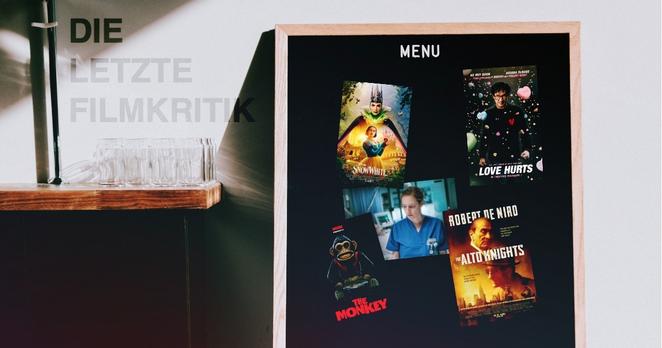 Filmposter von Disneys Schneewittchen-Realverflmung, Love Hurts, The Monkey, Heldin und The Alto Knights auf einer Plakatwand. Coverbild des Podcasts "Die Letzte Filmkritik" und dessen Format "Filmmenü".