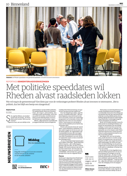 Pagina 1. "Met politieke speeddates wil Rheden alvast raadsleden lokken".
Op de bovenste derde van de pagina staat een foto van mensen die in een zaal met hele stoelen met elkaar praten.