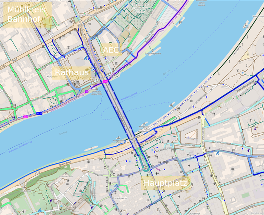 Screenshot von OpenStreetmap der die Radwegverbindungen über die Brücke visualisiert. Wichtige Destinationen wie Rathaus, AEC, Bahnhof und Hauptplatz sind hervorgehoben.
