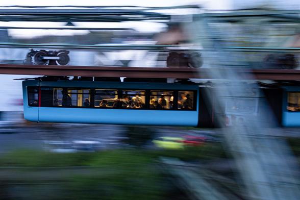 #wuppertal #monorail #schwebebahnsonntag #schwebebahn #photography #fotografie #pixelfed #germany #mitzieher #icm