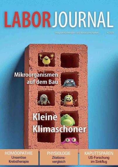 Titelblatt der neuen Laborjournal-Ausgabe 4/2025 mit Titelbild eines roten Mauer-Ziegelsteins vor blauem Hintergrund, in dessen Löchern verschiedene Comic-Bakterien sitzen. Über das Bild laufen Dachzeile und Überschrift "Mikroorganismen auf dem Bau – Kleine Klimaschoner". Ganz unten in drei mattorangenen Kästen nebeneinander Ankündigungen dreier weiterer Artikelthemen des abgebildeten Hefts: "Homöopathie – Unseriöse Krebstherapie", "Physiologie – Zitationsvergleich" und "Kaputtsparen – US-Forschung im Sinkflug".