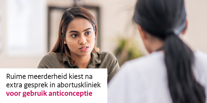 Een vrouwelijke arts praat met een vrouw tijdens een medisch consult. Linksonder in het beeld staat de tekst: ‘Ruime meerderheid kiest na extra gesprek in abortuskliniek voor gebruik anticonceptie’.