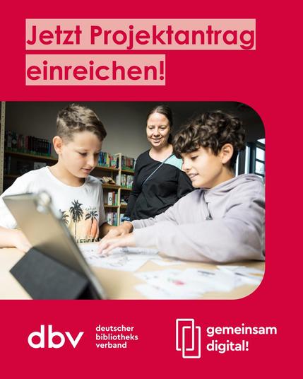 Grafik mit Foto und Text. Foto: Zwei Grundschüler arbeiten an einem Tisch in der Bibliothek mit Zetteln und Tablet. Dabei steht eine Bibliothekarin und lächelt. Text: Jetzt Projektantrag einreichen!