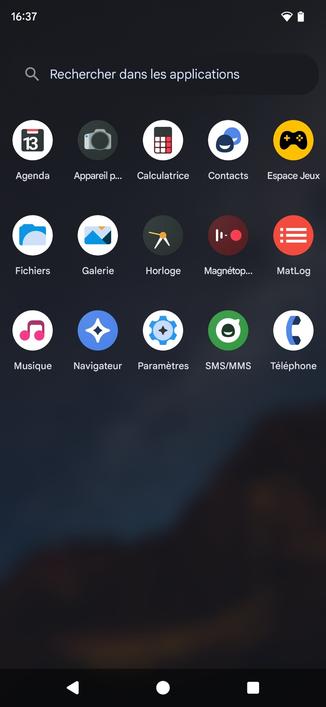 Liste d'application pré-installées dans le drawer (le tiroir d'applications) d'un Android "nu" :

Agenda, Appareil photo, Calculatrice, Contacts, Espace jeu, Fichier, Galerie, Horloge, Magnétophone, Mat-log, Musique, Navigateur, Paramètres, SMS/MMS, Téléphone.

Toutes ces applications sont en version Android Open Source Project, pas Google ou constructeur.