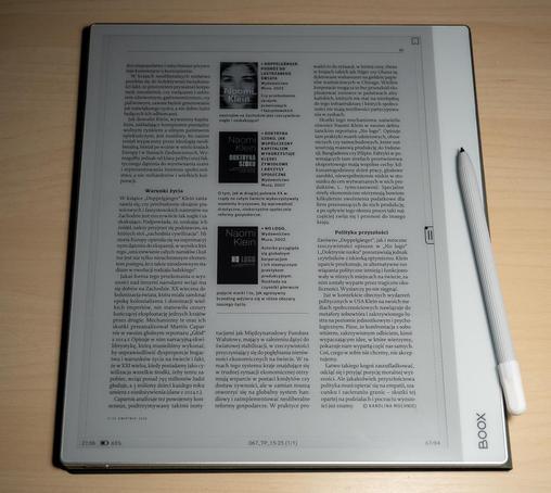 Czytnik Note Max z rysikiem i otwartym Tygodnikiem Powszechnym w formacie PDF z trzema kolumnami czytelnego tekstu.