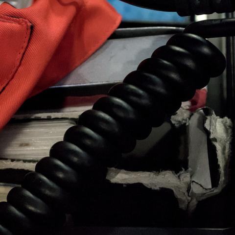 Ansicht einer Mittelkonsole eines Rettungswagen mit dem Kabel zum Handsprechapparat des Funkes.