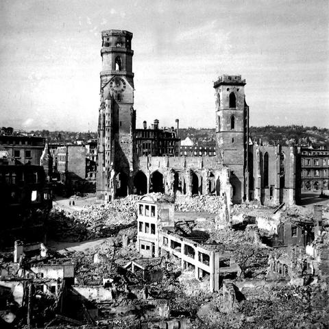 Zerstörungen in der Stuttgarter Innenstadt nach dem Luftangriff 1944. Aus dem Nachlass des Grafikers und Fotografen Edmund Müller. Aus dem Bestand: Landesarchiv Baden-Württemberg, Hauptstaatsarchiv Stuttgart, J 319.