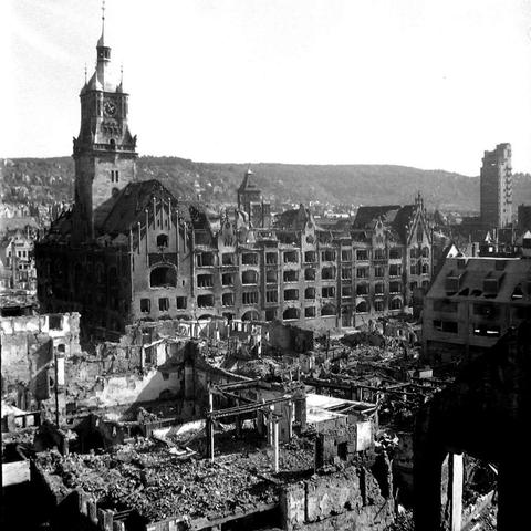 Zerstörungen in der Stuttgarter Innenstadt nach dem Luftangriff 1944. Aus dem Nachlass des Grafikers und Fotografen Edmund Müller. Aus dem Bestand: Landesarchiv Baden-Württemberg, Hauptstaatsarchiv Stuttgart, J 319.
