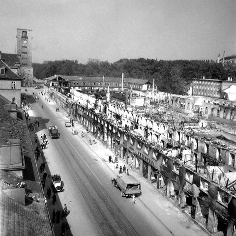Zerstörungen in der Stuttgarter Innenstadt nach dem Luftangriff 1944. Aus dem Nachlass des Grafikers und Fotografen Edmund Müller. Aus dem Bestand: Landesarchiv Baden-Württemberg, Hauptstaatsarchiv Stuttgart, J 319.