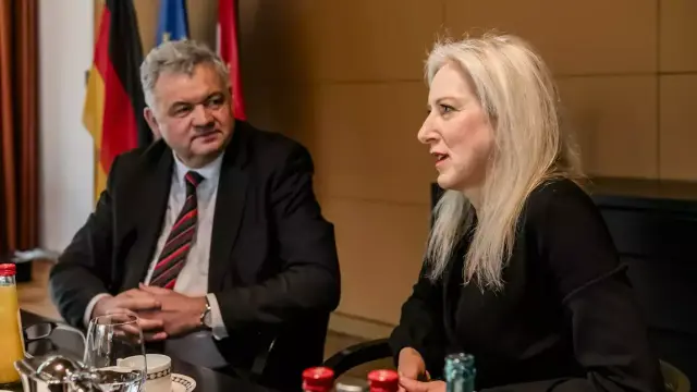 Sebastian Schmidt und Franziska Broer sprechen in der Rieslingstube der Hessischen Landesvertretung in Berlin über 30 Jahre Helmholtz-Gemeinschaft.