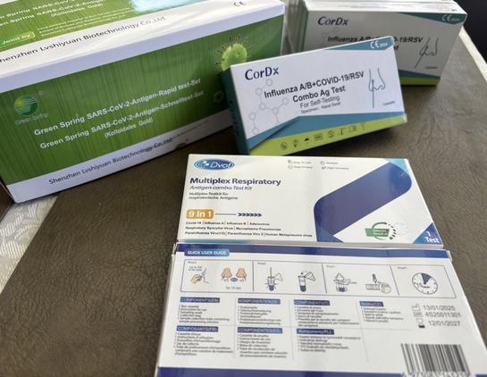 Mehrere Schnelltests auf einem Tisch: Greenspring, CorDX und Dvot.