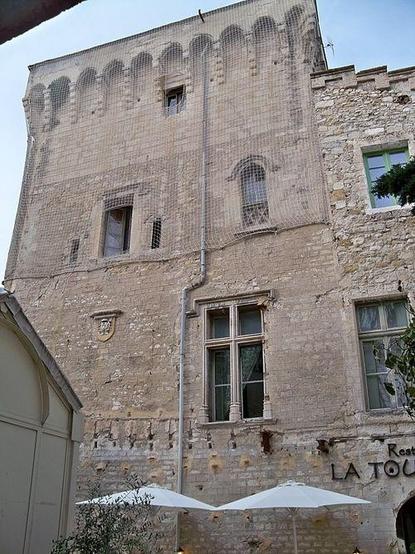 Tour dite de la Saunerie à #Avignon (#Vaucluse) Tour dite de la Saunerie ainsi que le vestibule et l'escalier 19s qui y conduit (cad. DK 1009) : inscription par arrêté du 26 août 1988.
Suite 👉 https://monumentum.fr/monument-historique/pa00081954/avignon-tour-dite-de-la-saunerie
#Patrimoine #MonumentHistorique
Photo CC-BY-SA 4.0 : Marianne Casamance