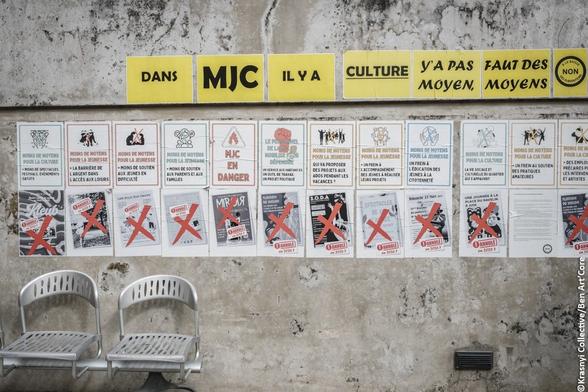 Un mot avec des affichettes de la MJC