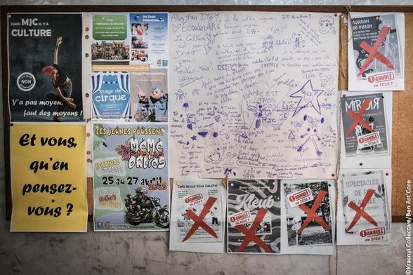 Un mur avec des affichettes de la MJC
