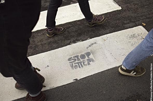 Un passage pour piétons avec un tag "STOP VOTTEM"