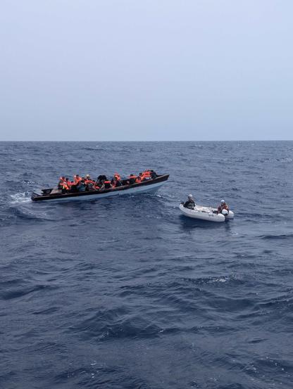 das Dinghi der Trotamar III nähert sich dem Fluchtboot mit 27 Menschen