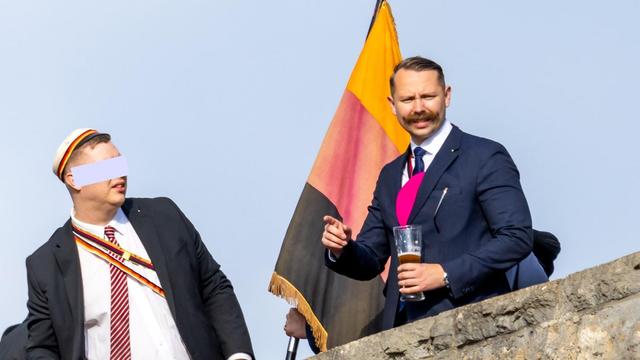 Am 2. Juni 2023 versammelten sich Burschenschafter der „Deutschen Burschenschaft“ in Eisenach zu einem Festakt. Hier war auch Patrick Schneider (geb. Kruse) vor Ort (rechts mit Bierglas).
