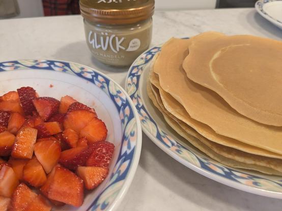 Pancakes, strawberries and almond creme