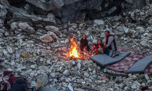 Una familia palestina entre las ruinas de su hogar, destruido debido a los ataques israelíes, en Beit Lahia, en el norte de Gaza. (Ali Jadallah/Anadolu via Getty Images)